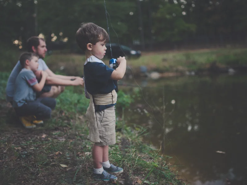 Pêche dans la Sioule au bord du camping au Pays des Combrailles
